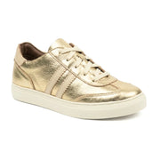 Tênis feminino de couro dourado metalizado Rio de Luz Elba 326 visto de semi lateral, com cadarço bege e solado branco.